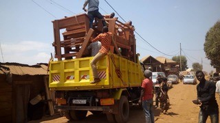 Aufladen der Bänke vor der Schreinerei in Bukavu