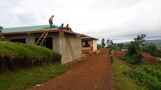 Zugangsstraße zur Schule mit Dachdeckern