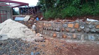 Die neue Stützmauer mit Bauhütte und Materiallager