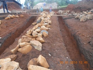Für die Grundmauern sind große Feldsteine beschafft worden