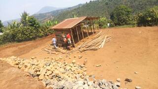 Aufbau eine Bauhütte aus Abbruchmaterial der Holzbauten der Schule