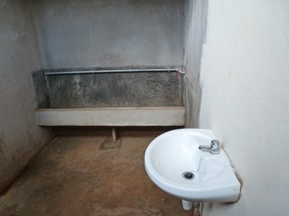 Urinal und Waschbecken