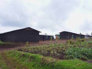 Vom Schreinerei-Team erbaut: die Holzbauten der Grundschule in Muku im Jahr 2010