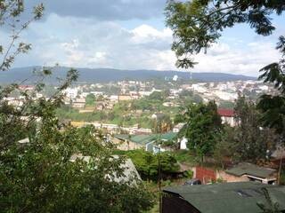 Blick auf den Hügel mit der Kathedrale von Bukavu